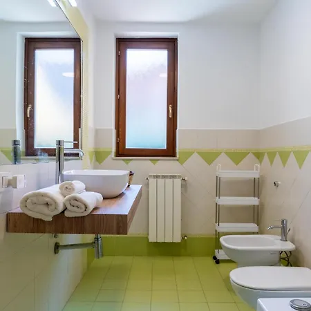 Guesthost - Lapilli E Miracoli Flat With Patio 아파트